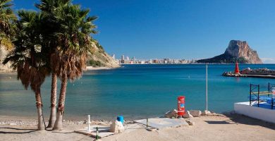 la playa de puerto blanco en calpe